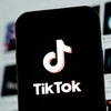Biểu tượng Tiktok trên màn hình điện thoại di động. (Ảnh: THX/TTXVN)