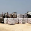 Bốc dỡ hàng viện trợ từ xe tải tại Beit Hanun, miền Bắc Dải Gaza ngày 1/5/2024. (Ảnh: AFP/TTXVN)
