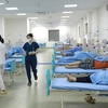 Các công nhân nhập viện ngày 14/5/2024 do một vụ ngộ độc thực phẩm, được điều trị tại Bệnh viện Hữu nghị Lạc Việt. (Ảnh: Hoàng Hùng/TTXVN)