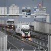 Xe tải chuyển hàng qua khu cảng thuộc Calais nằm giữa Pháp và Anh. (Ảnh: AFP/TTXVN)