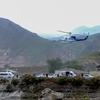 Trực thăng chở Tổng thống Iran Ebrahim Raisi cất cánh tại khu vực biên giới với Azerbaijan, nơi ông Raisi tham dự lễ khánh thành một đập nước ở Qiz Qalasi, Aras. (Ảnh: AFP/TTXVN)