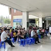 Khu vực bên ngoài sảnh chờ của Bệnh viện Ung bướu Thành phố Hồ Chí Minh luôn rất đông bệnh nhân ngồi chờ đợi. (Ảnh: TTXVN phát)