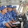 Chỉ huy lực lượng tuần tra Cảnh sát biển Việt Nam điện đàm với lực lượng tuần tra nước bạn. (Ảnh: Mạnh Thường/TTXVN phát)