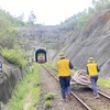 Công nhân đưa vật liệu vào hầm đường sắt Chí Thạnh để khắc phục sự số sạt lở. (Ảnh: Tường Quân/TTXVN)
