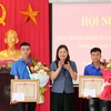 Lãnh đạo UBND tỉnh Nam Định trao Bằng khen cho 2 thanh niên dũng cảm cứu người trong vụ cháy rạng sáng 24/5 tại Hà Nội. (Ảnh: Nguyễn Lành/TTXVN)