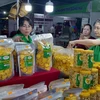 Sản phẩm từ trái cây qua chế biến được trưng bày tại hội chợ. (Ảnh: K GỬIH/TTXVN)