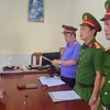 Kiểm sát viên tống đạt Quyết định phê chuẩn lệnh bắt tạm giam đối với Nguyễn Văn Nhưỡng. (Ảnh: TTXVN phát)
