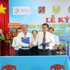 Hội Nông dân tỉnh và Hiệp hội Nho - Táo Ninh Thuận ký kết hợp tác tuyên truyền quy chế quản lý, sử dụng, chỉ dẫn địa lý cho sản phẩm nho, táo. (Ảnh: Công Thử/TTXVN)