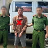 Đối tượng trốn truy nã Nguyễn Tăng Minh bị bắt giữ và dẫn giải về Công an huyện Thạch Thành. (Ảnh: TTXVN phát)