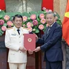 Chủ tịch nước Tô Lâm trao Quyết định bổ nhiệm cho Thượng tướng Lương Tam Quang, Bộ trưởng Bộ Công an. (Ảnh: Nhan Sáng/TTXVN)
