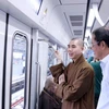 Các đại biểu Đoàn Mặt trận Tổ quốc Việt Nam Thành phố Hồ Chí Minh trải nghiệm chạy thử tuyến Metro số 1 (Bến Thành- Suối Tiên).(Ảnh: Xuân Khu/TTXVN)