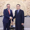 Trưởng Ban Đối ngoại Trung ương Lê Hoài Trung tiếp Bộ trưởng Ngoại giao Venezuela Yván Gil Pinto. (Ảnh: Phương Hoa/TTXVN)