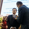 Ngài Olivier Brochet, Đại sứ Cộng hòa Pháp tại Việt Nam thay mặt Tổng thống Pháp trao tặng Huân chương Công trạng Quốc gia, tước hiệu Hiệp sỹ cho Giáo sư Nguyễn Vũ Quốc Huy. (Ảnh: Tường Vi/TTXVN)