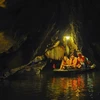 Du khách quốc tế vô cùng thích thú khi tham quan các hang động ở Tràng An. (Ảnh: Minh Đức/TTXVN)