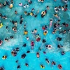 Người dân tránh nóng dưới bể bơi tại Bulacan, Philippines, ngày 5/5/2024. (Ảnh: THX/TTXVN)