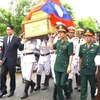 Lễ tiễn đưa hài cốt các anh hùng liệt sỹ hy sinh tại Lào về với đất Mẹ. (Ảnh: Đỗ Bá Thành/TTXVN)