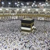 Các tín đồ Hồi giáo cầu nguyện tại Đền thờ Lớn ở thánh địa Mecca, Saudi Arabia, trong lễ hành hương Hajj. (Ảnh: IRNA/TTXVN)