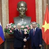 Chủ tịch nước Tô Lâm và Tổng thống Liên bang Nga Vladimir Putin chụp ảnh chung. (Ảnh: Nhan Sáng/TTXVN)