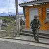 Cảnh sát gác tại thị trấn Morales, Cauca, Colombia, ngày 20/5/2024. (Ảnh: AFP/TTXVN)
