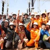 Thủ tướng Phạm Minh Chính và các đơn vị thi công thể hiện quyết tâm hoàn thành Dự án Trạm biến áp 500 kV Thanh Hóa đúng tiến độ. (Ảnh: Dương Giang/TTXVN)