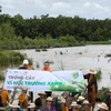 Bến Tre: Du khách tham gia trồng rừng trên bãi sông