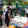 Bộ đội Biên phòng phát hiện một lượng lớn đường và bột ngọt trong kho hàng Thành Tài không có hóa đơn, chứng từ. (Ảnh: TTXVN phát)