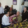 Chủ tịch Quốc hội Trần Thanh Mẫn thăm hỏi, tặng quà cho ông Phan Văn Nguyện, phường An Cư, quận Ninh KIều, thành phố Cần Thơ. (Ảnh: Ngọc Thiện/TTXVN)