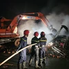 Lực lượng phòng cháy chữa cháy tỉnh Bình Dương tham gia chữa cháy tại nhà xưởng cho thuê tại Khu công nghiệp Nam Tân Uyên. (Ảnh: TTXVN phát)