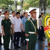 Phó Thủ tướng Lê Thành Long cùng đoàn công tác dâng hương tại Nghĩa trang Liệt sỹ Quốc gia Đường 9. (Ảnh: Thanh Thủy/TTXVN)