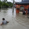 Ngập lụt trên đường phố do mưa lớn khiến nước sông tràn bờ ở Kathmandu, Nepal ngày 8/8/2023. (Ảnh: AFP/TTXVN)