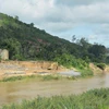 Người dân xã Hòa Phong, huyện Krông Bông lo ngại việc khai thác cát của Công ty TNHH xây dựng Ngọc Hùng sẽ gây sạt lở, ảnh hưởng đến nhà ở và đất canh tác ven sông Krông Bông. (Ảnh: Tuấn Anh/TTXVN)