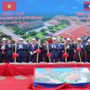 Các đại biểu Việt Nam và Lào thực hiện nghi thức động thổ. (Ảnh: Đỗ Bá Thành/TTXVN)