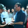 Phó Chủ tịch UBND tỉnh Tuyên Quang Nguyễn Mạnh Tuấn (thứ 2 bên phải) thăm hỏi gia đình các nạn nhân ở xã Sinh Long, huyện Na Hang (Tuyên Quang). (Ảnh: TTXVN phát)