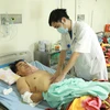 Bác sỹ Khoa Ngoại tổng hợp Bệnh viện Đa khoa tỉnh Vĩnh Phúc thăm khám bệnh nhân vụ tai nạn. (Ảnh: Hoàng Hùng/TTXVN)