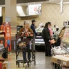 Người dân mua sắm tại siêu thị ở Millbrae, Mỹ, ngày 13/2/2024. (Ảnh: THX/TTXVN)