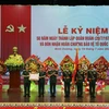 Thừa ủy quyền của Chủ tịch nước, Thượng tướng Phạm Hoài Nam, Thứ trưởng Bộ Quốc phòng trao Huân chương bảo vệ Tổ quốc hạng Nhất cho Quân đoàn 4. (Ảnh: Huyền Trang/TTXVN)