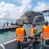 Bộ đội Biên phòng Quảng Ninh tiếp cận với tàu của ngư dân gặp nạn. (Ảnh: TTXVN phát)