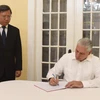 Bí thư thứ Nhất Ban Chấp hành Trung ương Đảng, Chủ tịch Cuba Miguel Díaz-Canel Bermúdez ghi sổ tang. (Ảnh: Việt Hùng/TTXVN)