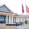 Lễ treo cờ rủ tại Văn phòng Trung ương Đảng NDCM Lào.(Ảnh: Đỗ Bá Thành/TTXVN)