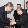 Ngoại trưởng Hoa Kỳ Antony Blinken chia buồn cùng Bà Ngô Thị Mận, Phu nhân của Tổng Bí thư Nguyễn Phú Trọng.(Ảnh: Trí Dũng/TTXVN)