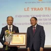 Bộ trưởng Nguyễn Văn Hùng trao tặng Đại sứ Đinh Toàn Thắng Kỷ niệm chương vì sự nghiệp văn hóa, thể thao và du lịch. (Ảnh: Nguyễn Tuyên/TTXVN)