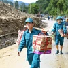 Các lực lượng tham gia vận chuyển đồ cứu trợ cho người dân vùng lũ Điện Biên. (Ảnh: Xuân Tư/TTXVN)