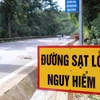 Mặc dù có biển cảnh báo sát lở nguy hiểm nhưng người dân tham gia giao thông vẫn phải hết sức đề phòng nhằm tránh giảm thiểu rủi ro. (Ảnh: Quý Trung/TTXVN)