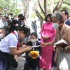 Công chúa Maha Chakri Sirindhorn tặng quà cho học sinh trường Tiểu học Nguyễn Tất Thành. (Ảnh: Thanh Thủy/TTXVN)