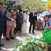 Công chúa Maha Chakri Sirindhorn tham quan vườn rau của học sinh trường Tiểu học Nguyễn Tất Thành. (Ảnh: Thanh Thủy/TTXVN)