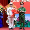 Thiếu tướng Nguyễn Ngọc Lâm, Thứ trưởng Bộ Công an trao quyết định của Bộ trưởng Bộ Công an cho Đại tá Trần Xuân Ánh. (Ảnh: Thế Duyệt/TTXVN)