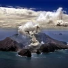 Núi lửa White Island của New Zealand phun tro bụi ngày 29/11/1999. (Ảnh: AFP/ TTXVN)