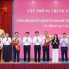 Đồng chí Lương Cường, Ủy viên Bộ Chính trị, Thường trực Ban Bí thư cùng các đồng chí lãnh đạo Văn phòng Trung ương tặng hoa chúc mừng các đồng chí được bổ nhiệm. (Ảnh: Phương Hoa/TTXVN)