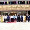 Tổng thống nước Cộng hòa Guinea-Bissau Umaro Sissoco Embaló và đoàn công tác chụp ảnh lưu niệm tại Viện Cây lương thực và Cây thực phẩm. (Ảnh: Mạnh Tú/TTXVN)