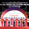 Đại biểu cắt băng khai mạc Hội chợ Festival Huế. (Ảnh: Tường Vi/TTXVN)